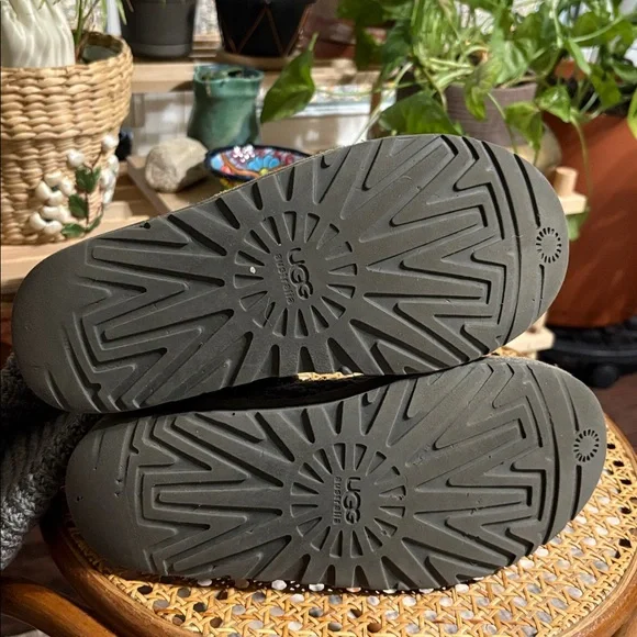 UGG Classic cardi sweater knit boot. Size 8 - Picture 6 of 10